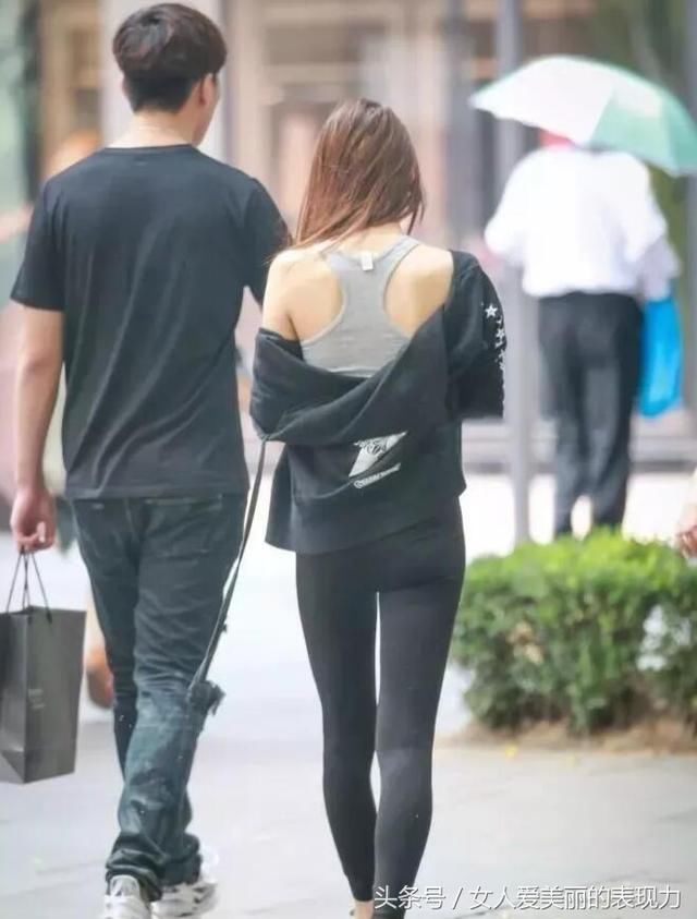 穿上舒适的打底裤，展现出她的“独特个性”所带来的魅力