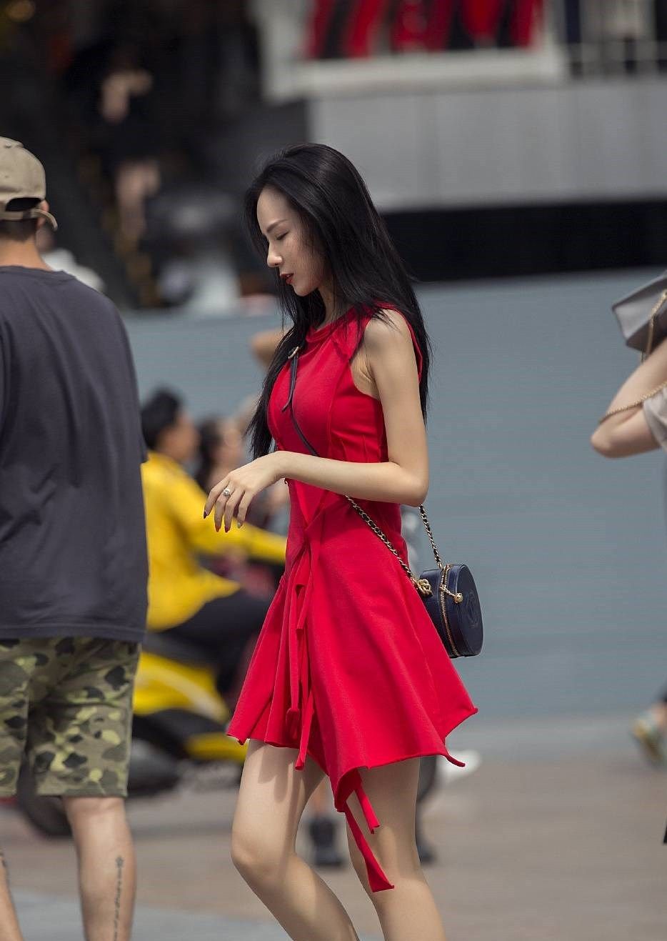  美女■初夏时节,服饰搭配有了新的变化,跟着时尚街区的美女学穿搭