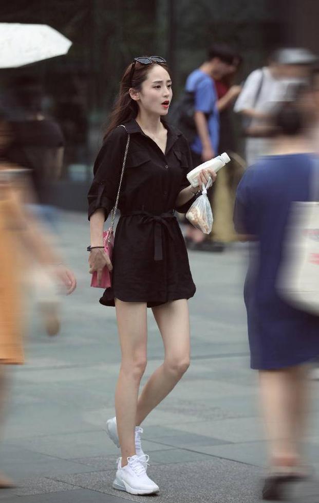 穿蕾丝吊带裙的女孩，半透明的设计，不经意的性感最有杀伤力