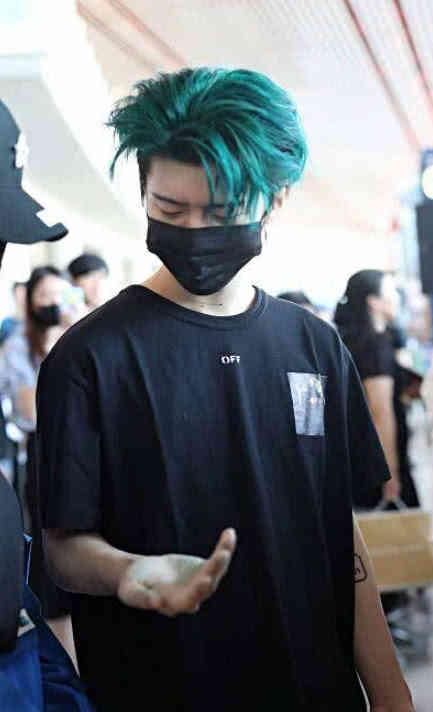 长得帅才能驾驭“绿发”，鹿晗朱正廷无法驾驭，只有他堪称完美！