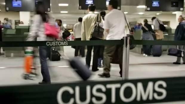 大使馆紧急提醒：在机场看到这张纸，千万别摸手机！有人吃了大亏