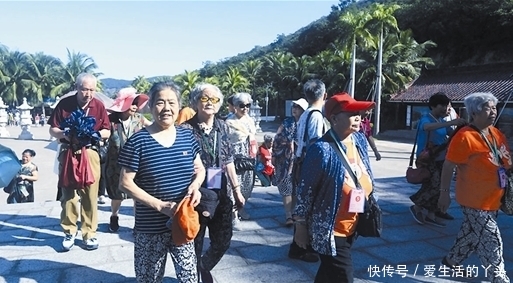 当中国大妈遇到日本大妈，一个惹人烦，一个人人夸