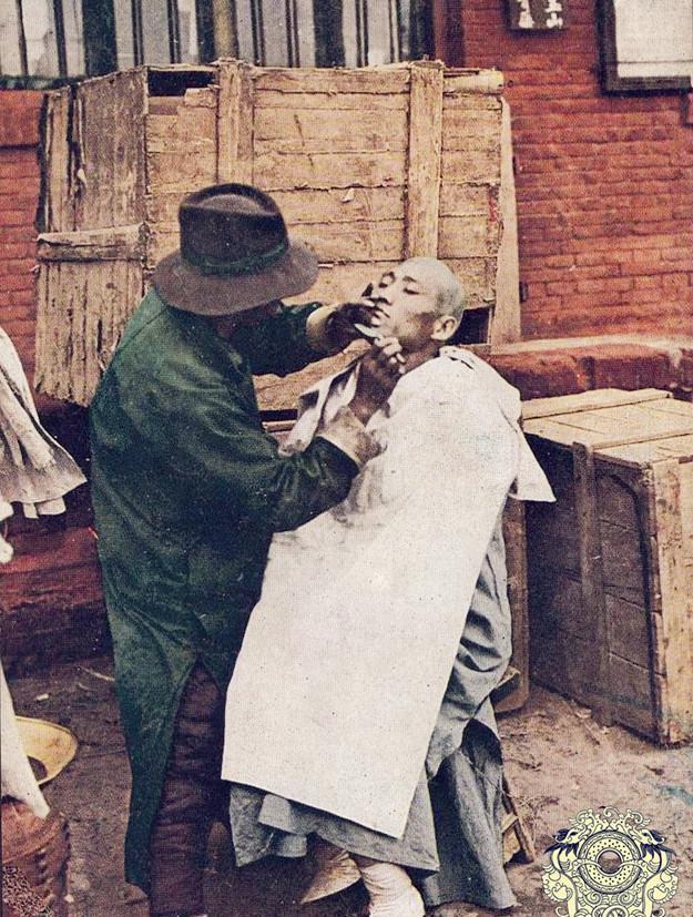  『美女』“发廊”的变迁老照片：图一是清朝理发店，图九是三个美女理发师