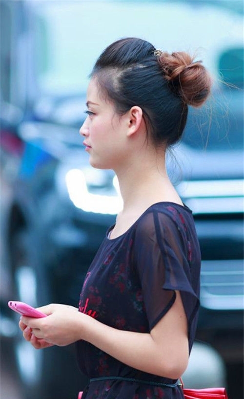 『 青春活力』秀出青春活力范,非常有女人味,街拍:简洁大方的小姐姐