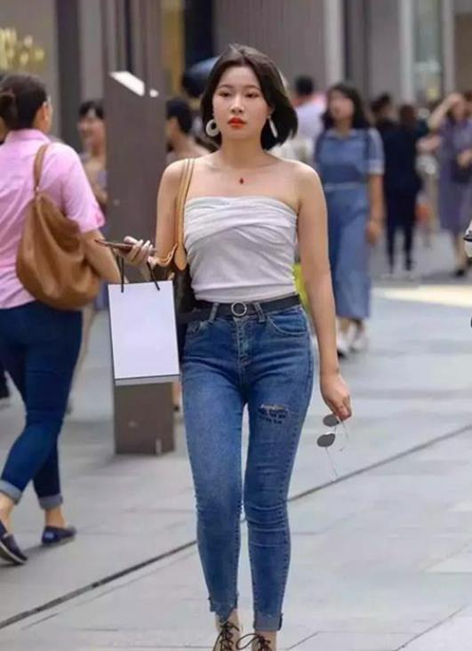 #蓝色#街拍:身材匀称的美女,蓝色鱼尾裙更显身姿曼妙,很吸睛!