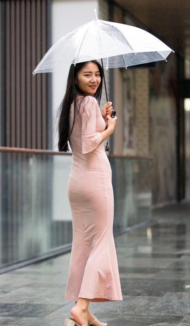 气质小姐姐紧身的服装在每一个人的眼中就是为了彰显自己完美身材