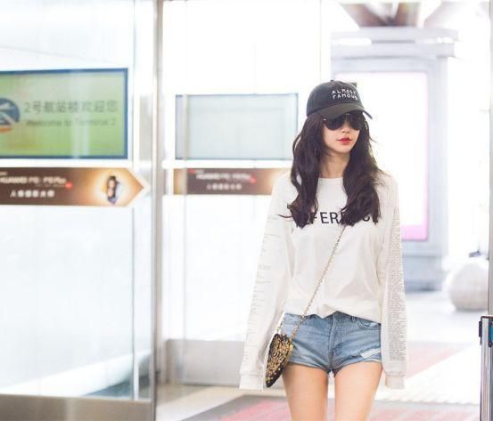 看了李菲儿穿短裙，再看看杨颖，网友:终于明白黄晓明怎么想的了