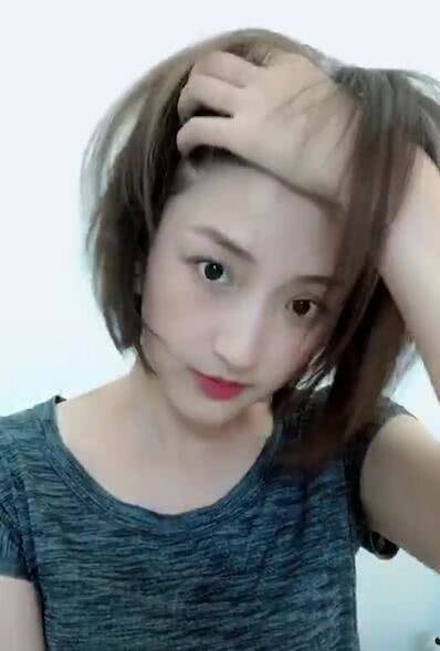 你敢掀刘海吗？小姐姐这一掀实在太迷人了，网友：竟有心动的感觉