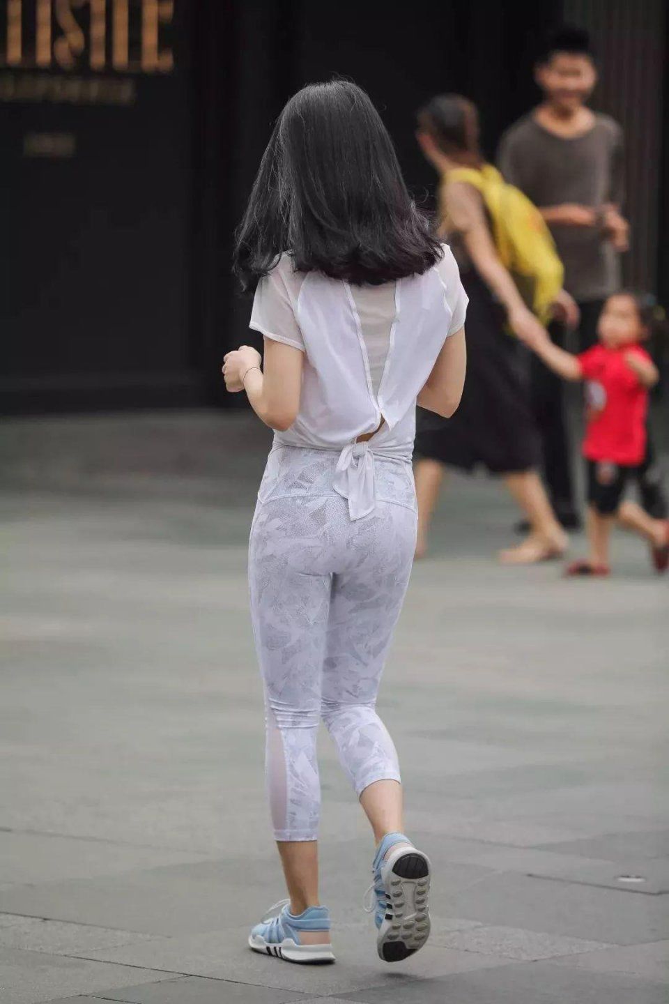 街拍:清纯可人，素颜女神说的就是她!