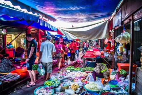 泰国大量水果积压腐烂，只因水果摊上中文标语？游客：不好意思打