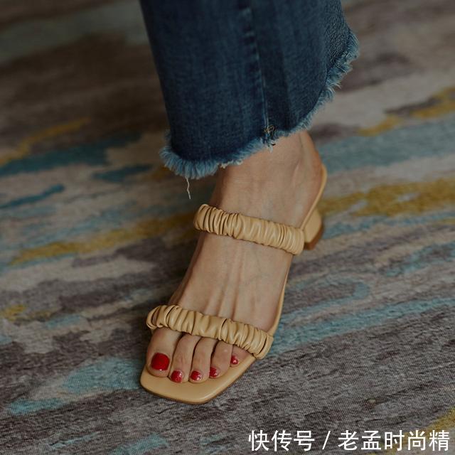  优雅■高跟凉鞋，增添优雅与美丽