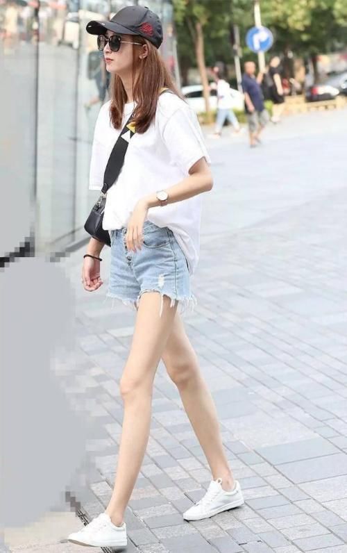 街拍:美女长相优雅迷人，配上太阳镜，时尚、干练又有几分撩人!