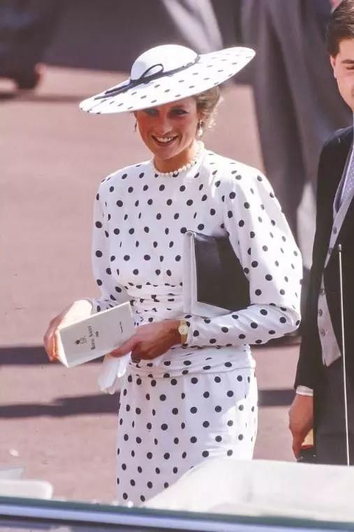 时髦博主INS刷火了波点，但亚洲人怎么穿才不土?