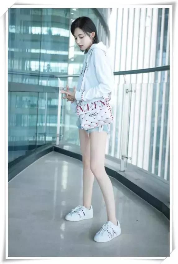 本以为迪丽热巴的热裤够短的了，可看到古力娜扎，我服气了