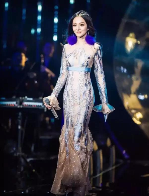 张韶涵只是在裙子下面穿一条阔腿裤，网友大呼：简直美出新高度！