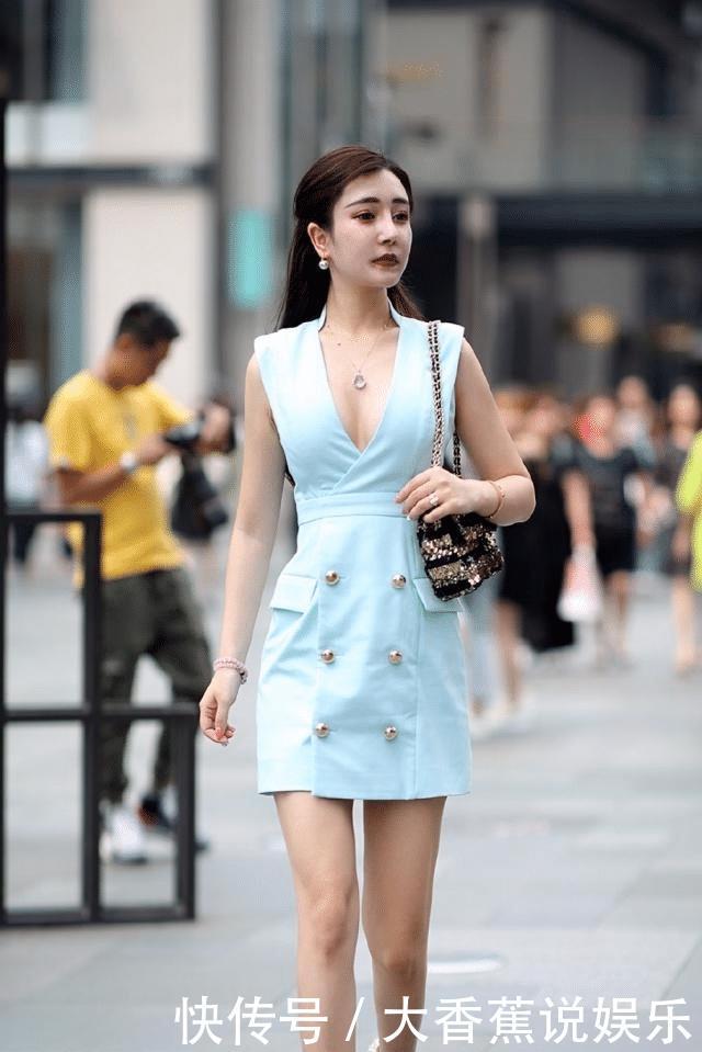 「 气势」这位小姐姐透着职场女强人的气势,风情满满非常迷人,路人街拍