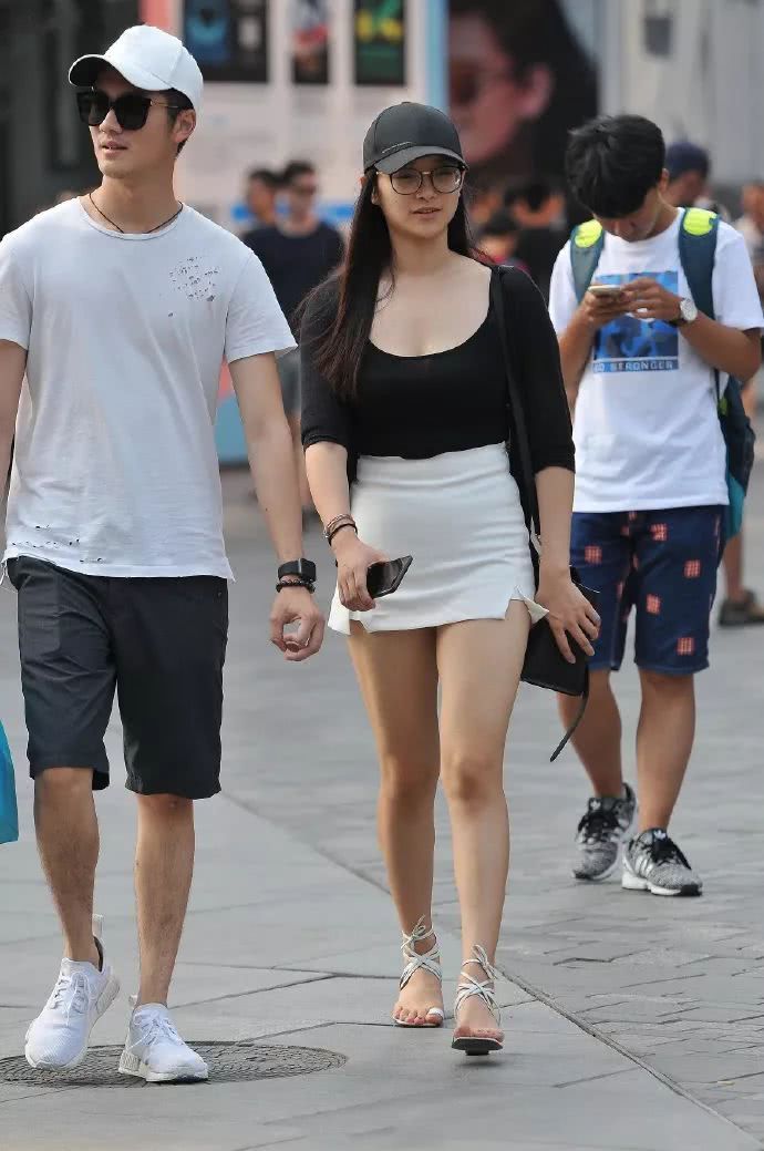 街拍：大U领背心的小姐姐，黑色尽显曼妙的身形