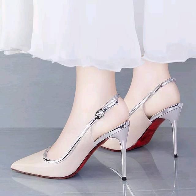 高跟控的老婆越来越放肆了,一发工资这样的高跟鞋就买好几双回来