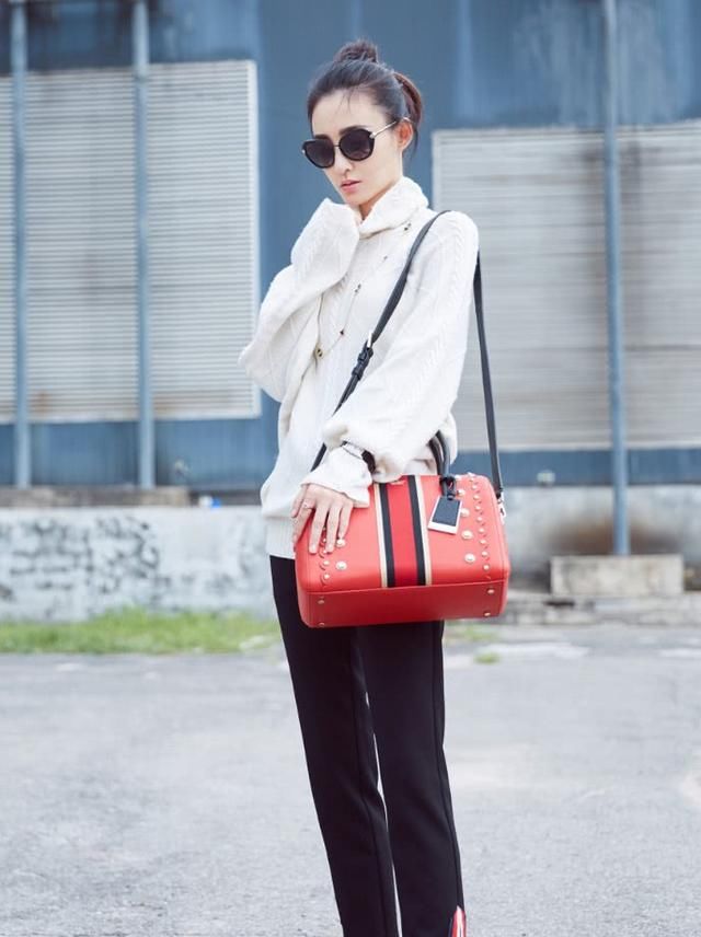 王丽坤一袭蓝裙很美艳，包上写着“love”，这是林更新送的吧！