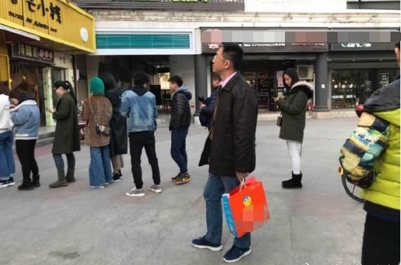 这些艺人不假吃：热巴吃三碗面拿拍摄当借口，张天爱为吃饼排长队