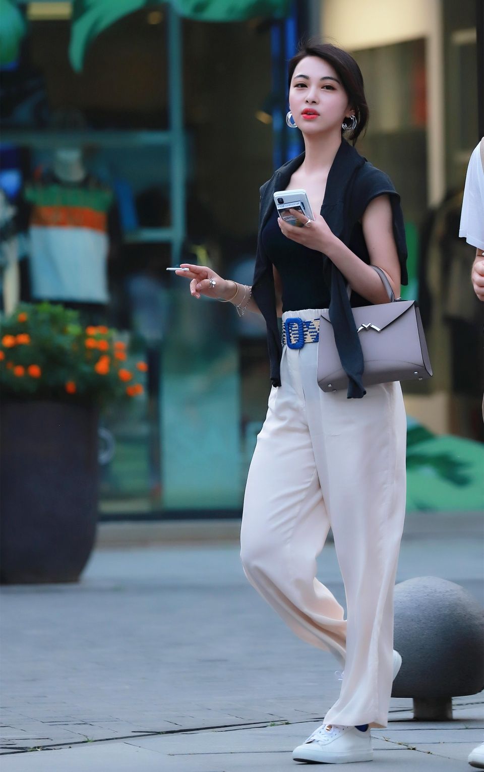 街拍:落落大方的笑容，衬托出她女王的气质，真是女人味十足!