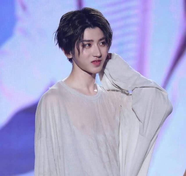 蔡徐坤再爆黑料，演戏要价八千万？网友：真莫名其妙