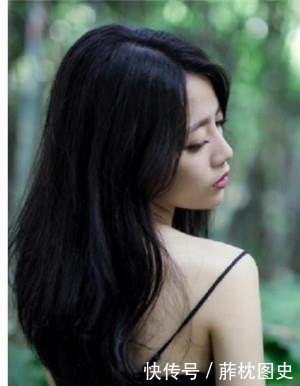  [亮眼]街拍：貌美肤白的小姐姐，大长腿十分亮眼，是别样的风采