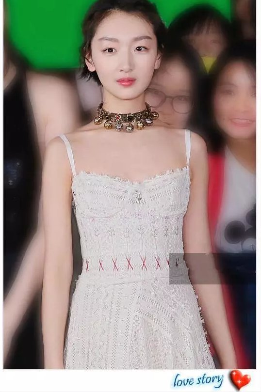 看了袁姗姗蕾丝裙，再看看周冬雨，才知道女人和女孩的差距有多大