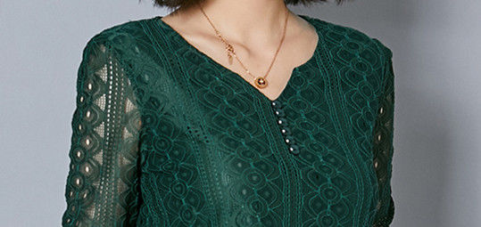 入秋了,别再傻傻穿旗袍,50岁婆婆穿这小衫,显嫩的不像中年人