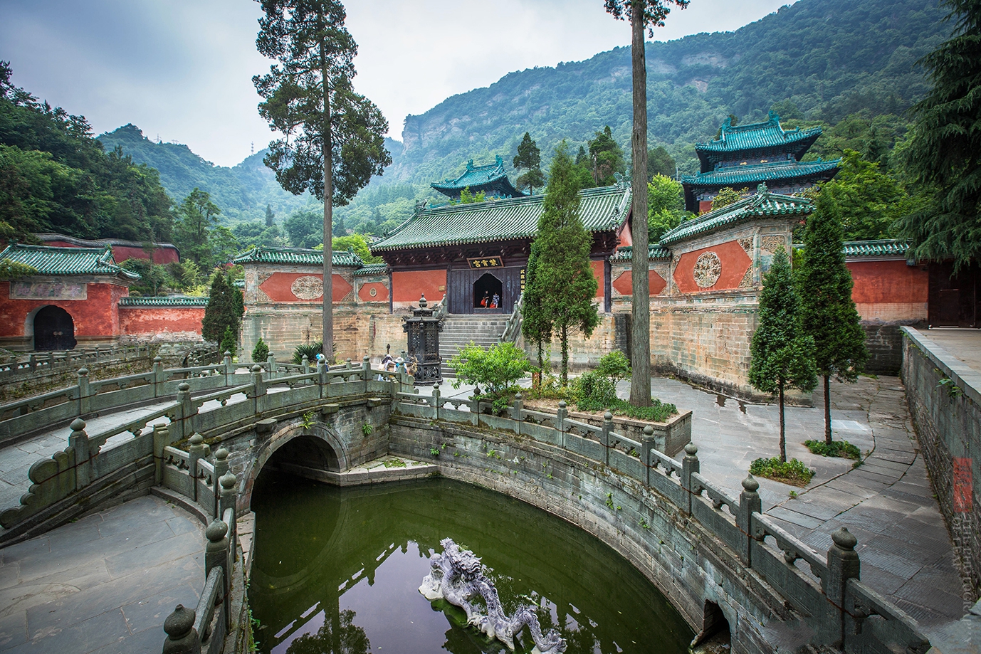 对于世间流传的看八字算命,武当山高人是这么说的