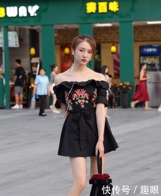  美女■街拍：皮肤白皙的美女，一件黑色背心配黑色短裤，时尚活力气质