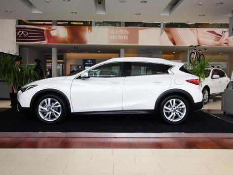 这款日系SUV从英国进口,发动机、底盘全部用奔驰的,只卖22万!