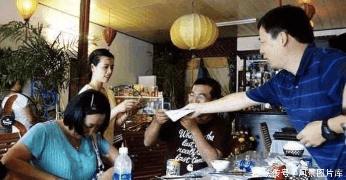 中国旅客到巴基斯坦吃饭时,老板强行给加菜,结账时愣了!