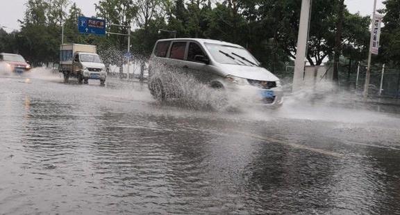 跑高速突然下暴雨怎么办？老司机：记住这几点，没什么可怕的！