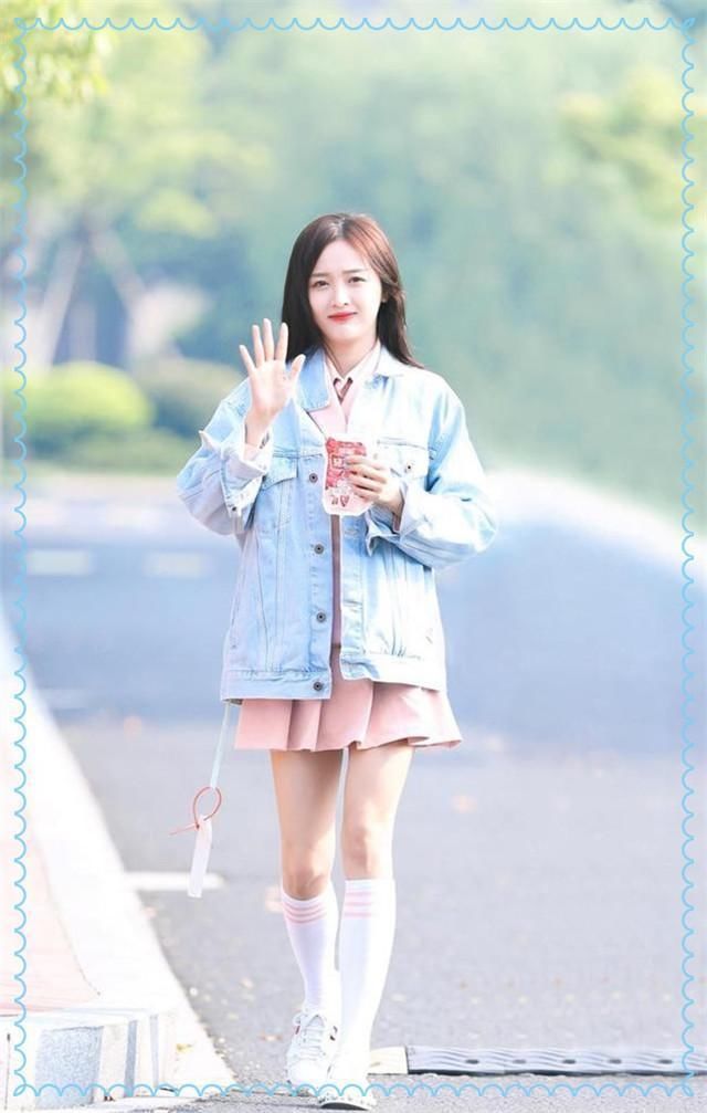 看了杨超越牛仔外套，再看吴宣仪，网友：这就是清新与轻浮的差距