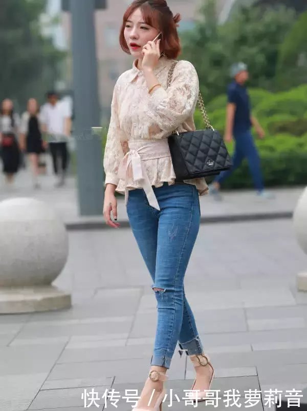 气质小姐姐紧身牛仔裤裹完美身材，火辣身材吸引了无数路人的眼球