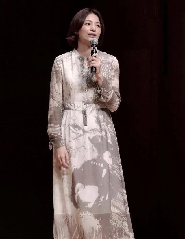 「 大龄女性」雪纺长裙难掩老气，素颜照当真46岁？，董卿卸妆后“判若两人”