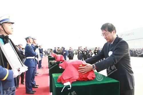 凉山火灾四名临沂籍烈士回家 数万群众沿街自发送英雄