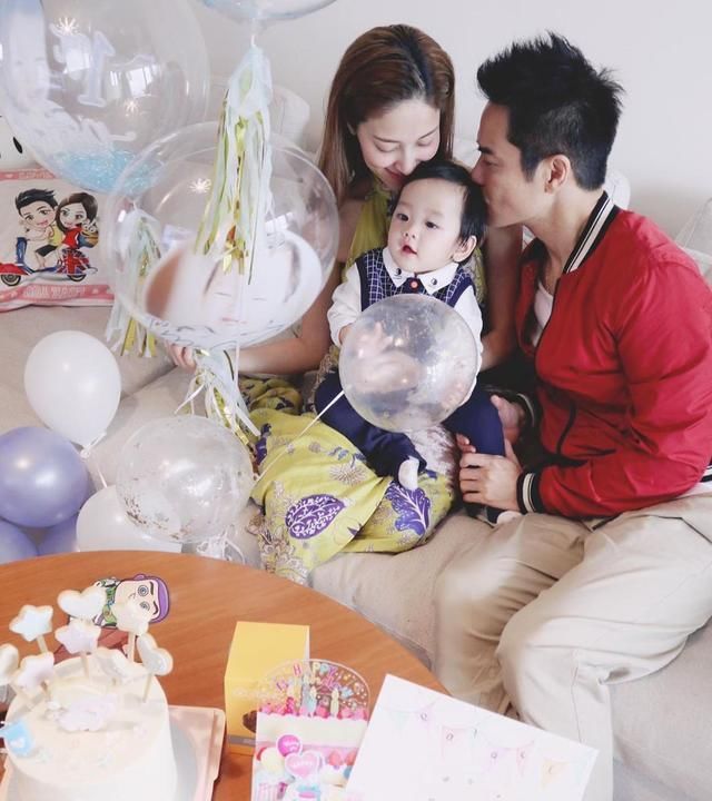  #郑嘉颖#郑嘉颖抱娃带妻去逛街，儿子Rafael萌态十足，发现被跟拍面露不悦