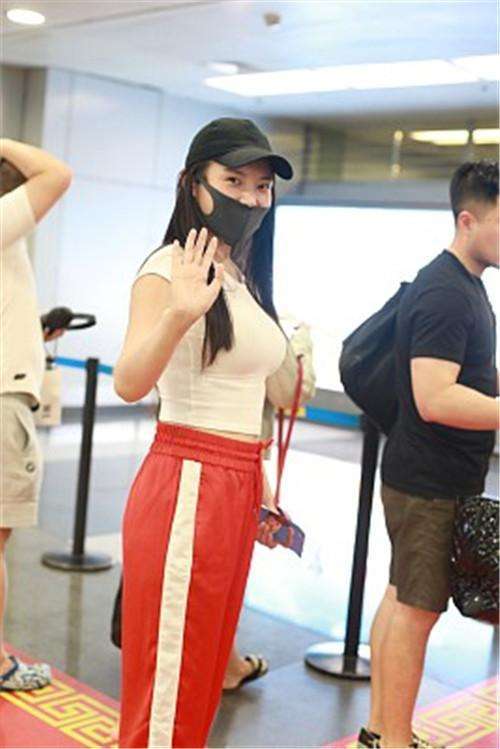 徐冬冬太会穿衣, 简单白T恤也这么显身材? 网友: 淡定不了了!