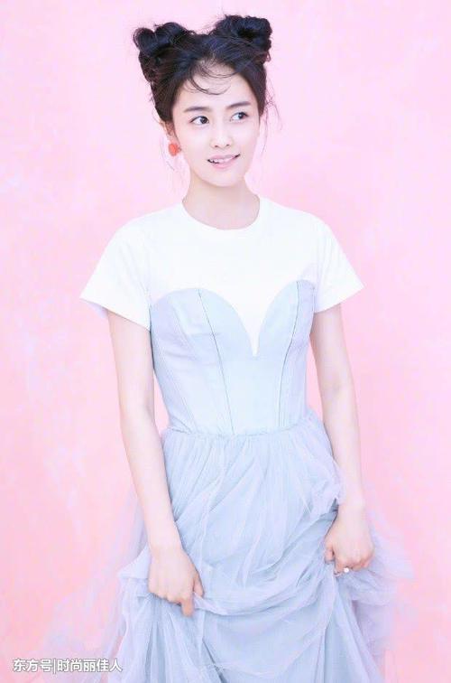 她资源好让网友感慨上天不公，还让关晓彤给她垫背，长得很甜美！