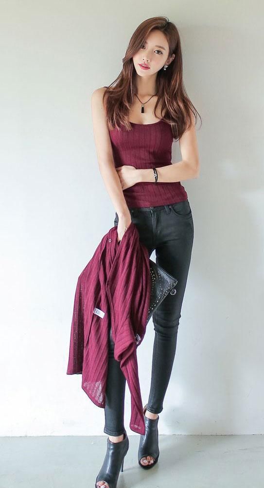 紧身裤随意搭配都时髦，妹子秀出好身材，看起来更性感