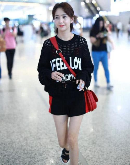 看完了佟丽亚的机场秀，让我们在一起来看看张子枫的吧