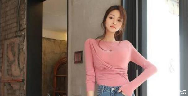 清秀唯美的牛仔裤美女，轻松秀出大长腿，尽显女性风采