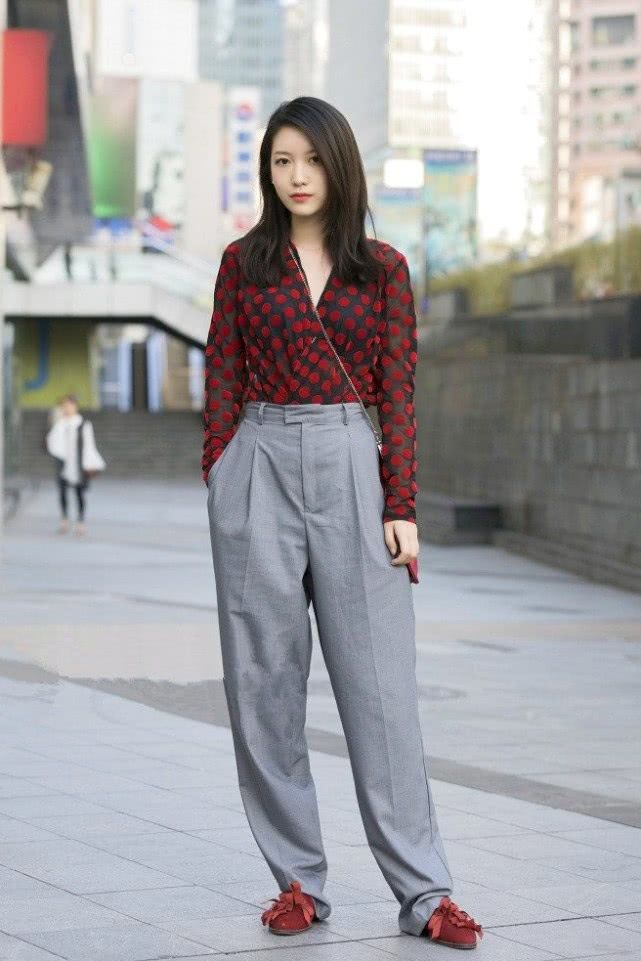 『美女』街拍:美女边走边打电话的,休闲风衣的搭配帅气大方