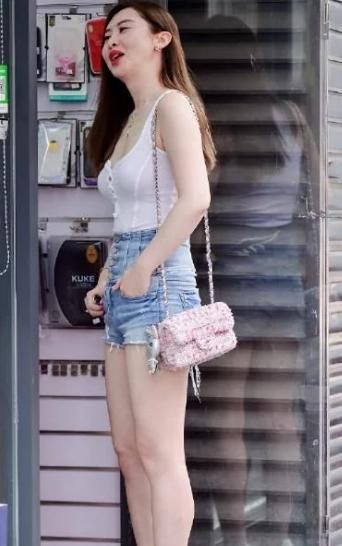  连体|微胖嫂子穿搭“有一套”,连体裤配“恨天高”,为了抢镜头真够拼的