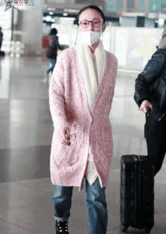 43岁周迅眉毛没画就出门: 这样才接地气! 网友: 还不如50岁大妈