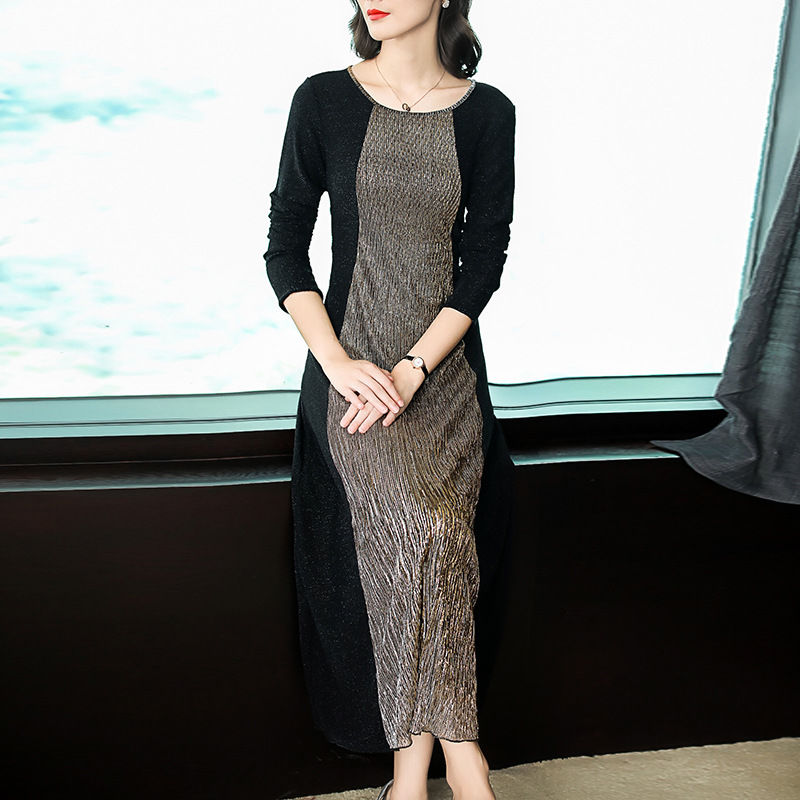 55岁的妈妈同学聚会，多年未见的老同学夸她还如此年轻，会打扮