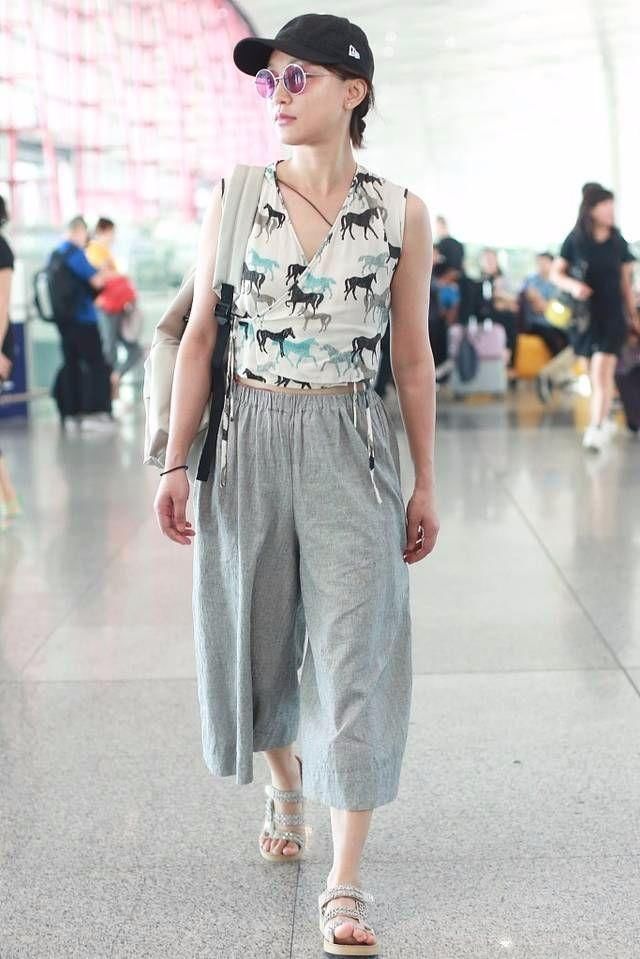 周迅的品味实在不敢恭维，本来就“老”还要穿奶奶裤来拉低档次!