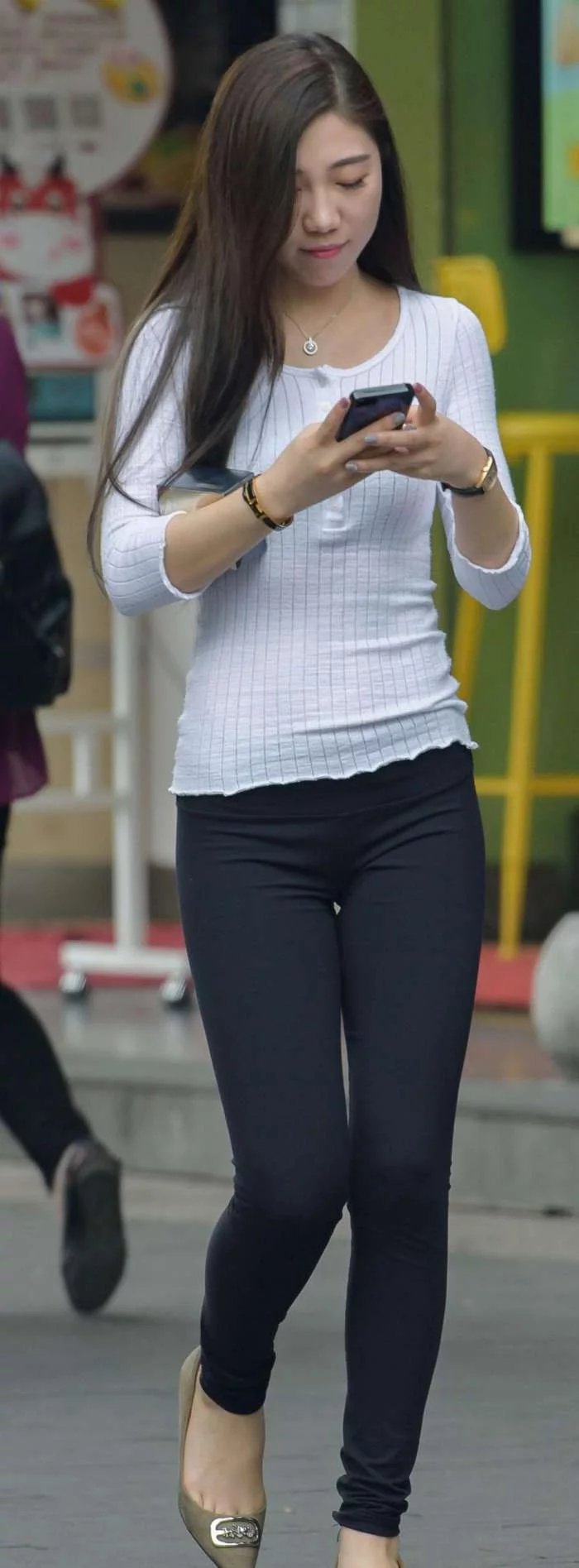 美女就那么任性，穿紧身裤也薄如蝉翼